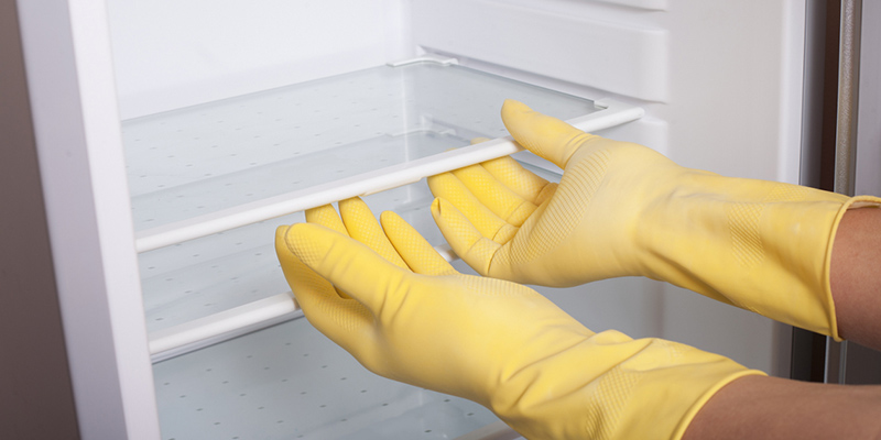 قبل از شروع تمیز کردن یخچال تجهیزات خود را آماده کنید