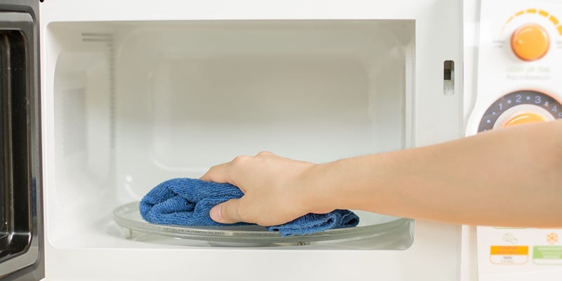 استفاده از مایع ظرفشویی در تمیز کردن مایکروفر