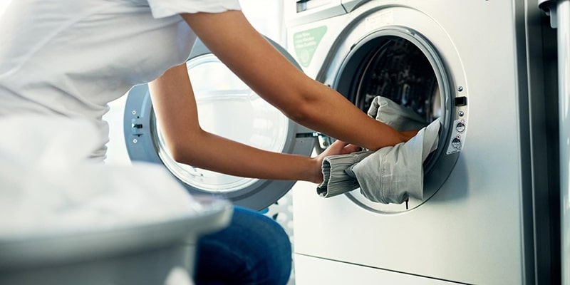از ذخیره کردن لباس در ماشین لباسشویی بپرهیزید