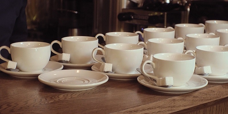 چگونه لکه چای و قهوه را از روی لیوان پاک کنیم؟